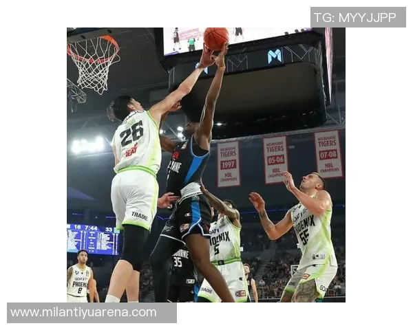 锡安赤膊上身展现惊人天赋NBL社媒热议他的强壮体魄与运动能力 锡安赤膊上身展现惊人天赋NBL社媒热议他的强壮体魄与运动能力